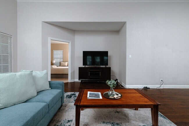 Foto del edificio - 3051 Falls Dr
