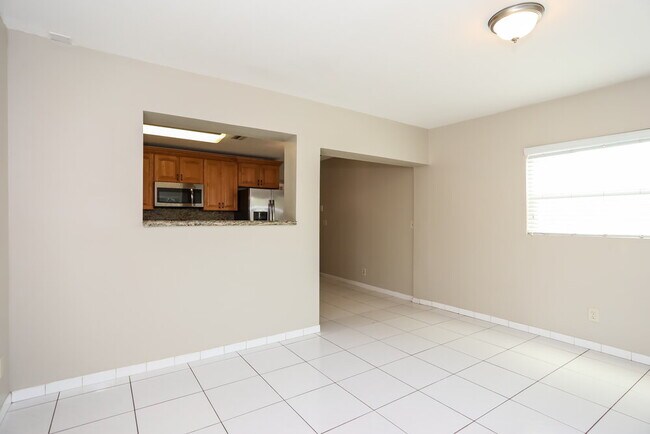 Building Photo - 9429 Saddlebrook Dr