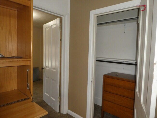 Armario de sala, escritorio secreter, cómoda y entrada al dormitorio. - 416 E 17th St