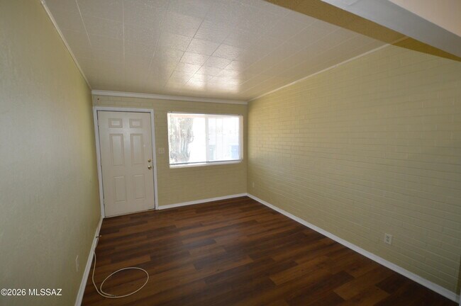 Foto del edificio - 2412 N Bryant Ave