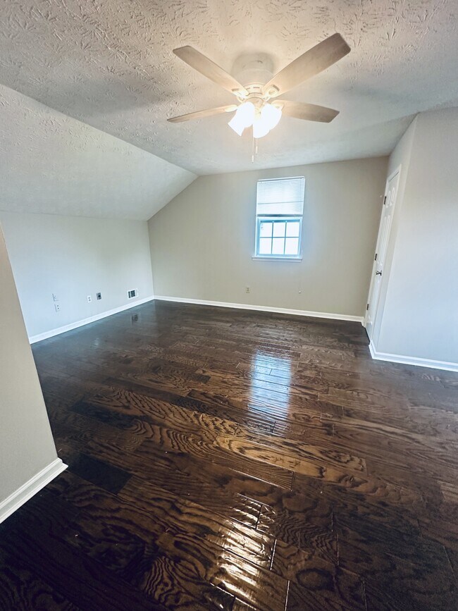 Building Photo - 492 Huntington Road