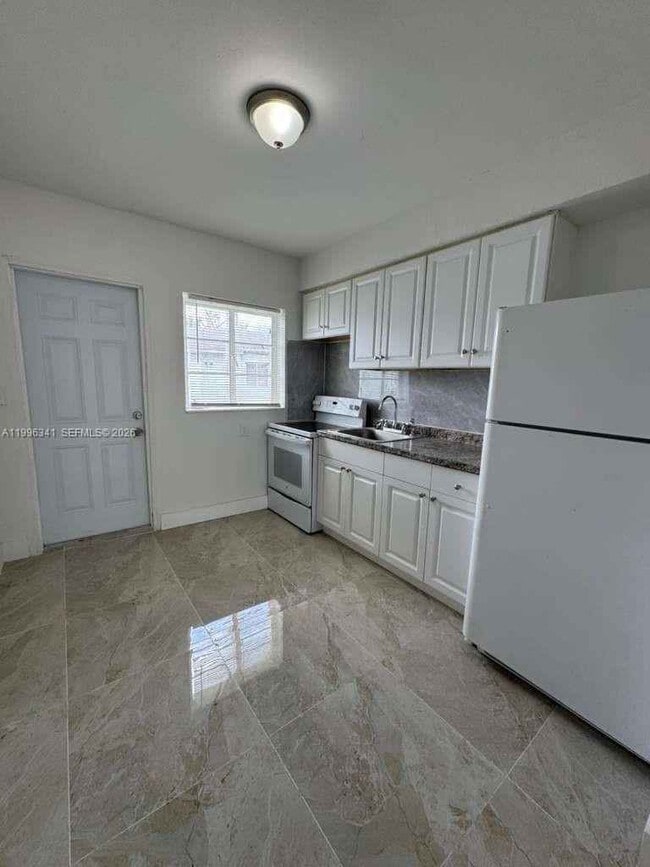 Building Photo - 9315 Little River Dr