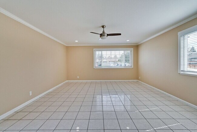 Foto del edificio - "Charming 2-Bedroom Retreat with 1100 Sq Ft of Comfort in Santa Clara!"