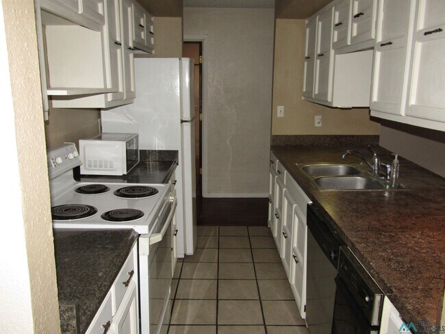 Foto del edificio - 1707 W Currier Ave