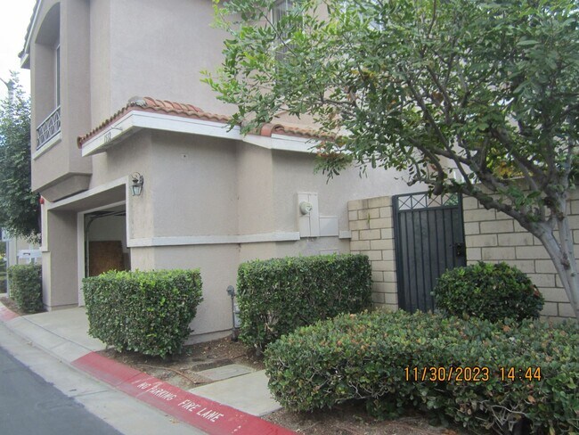 Building Photo - SPACIOUS PLACENTIA TOWNHOME