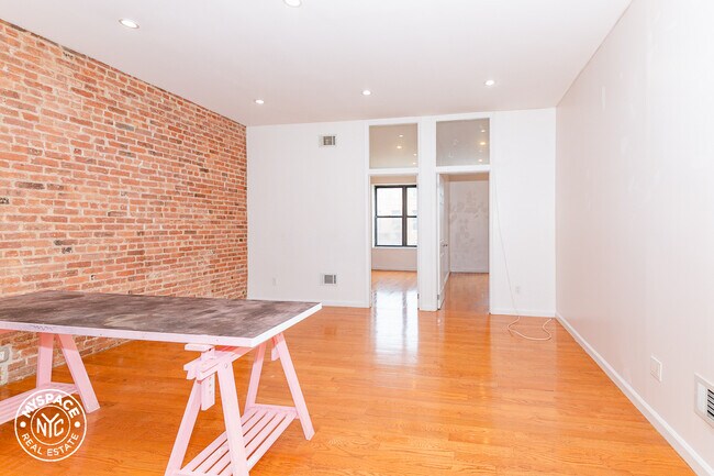 Foto del edificio - 212 Rogers Ave