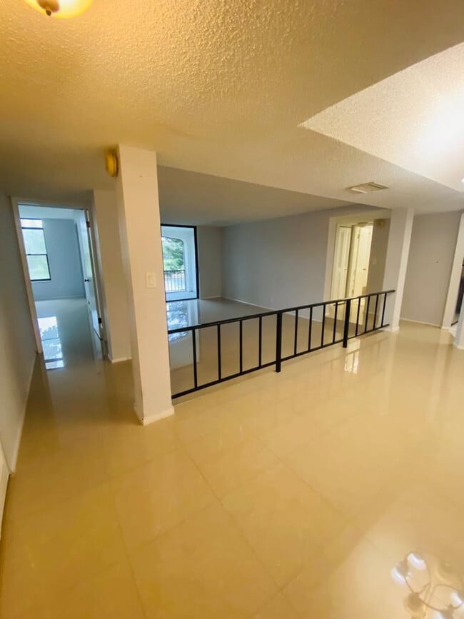 Building Photo - 3760 Inverrary Dr