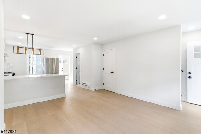 Building Photo - 475 Burnside St
