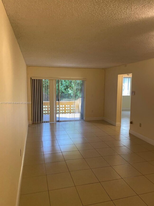 Building Photo - 9735 Fontainebleau Blvd