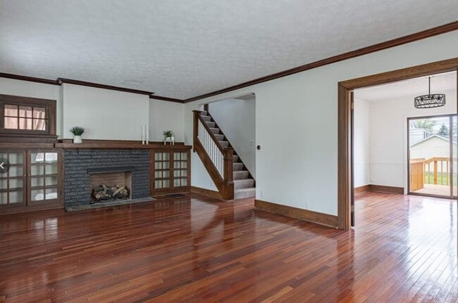 Building Photo - Beautifully remodeled 3-bedroom, 2-bath ho...