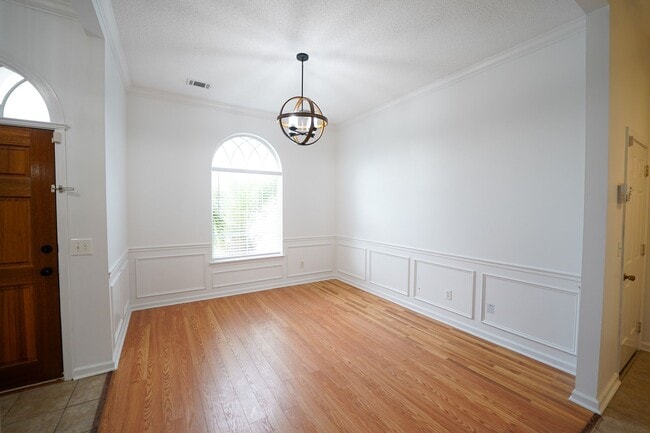 Foto del edificio - Available Soon!