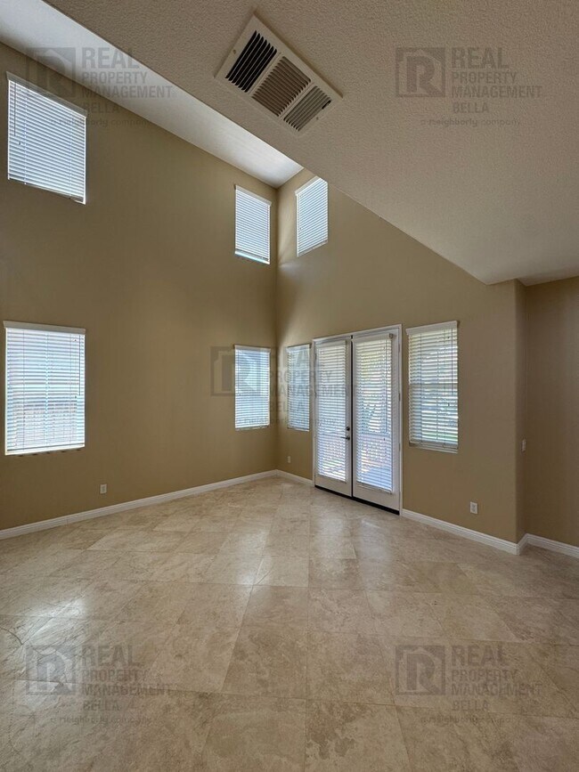 Foto del edificio - Ideal Layout! 4 Bedroom Home with Main Floor Bed/Bath & Open Loft