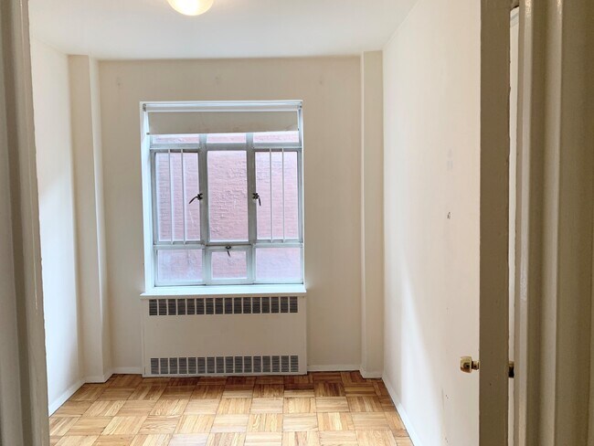 Building Photo - 15 W 84th St