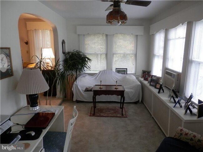 Foto del edificio - 32 Strawbridge Ave