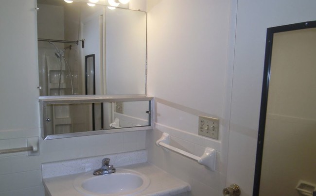 Bathroom - Colonial Crest Apartments