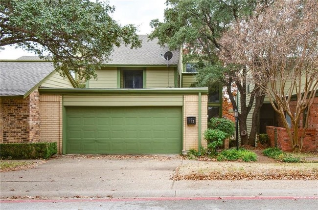 Building Photo - 732 The Heights Dr
