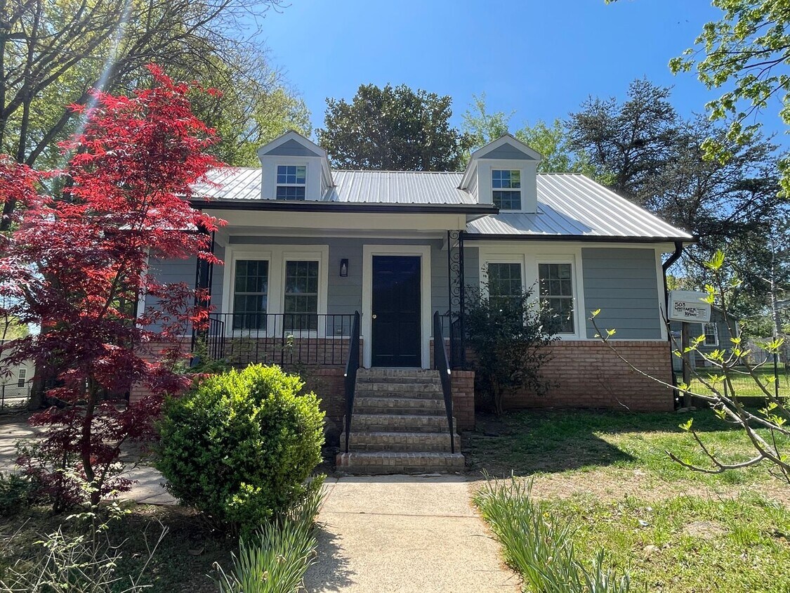 Foto principal - Walk to UNC campus! Newly Updated 4br 4ba ...