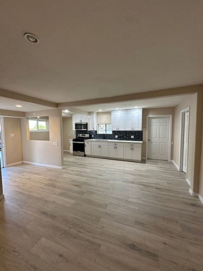 Building Photo - 4 bedroom in Desert Hot Springs