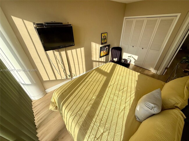 Building Photo - 900 Bay Dr