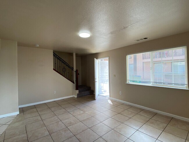 Building Photo - Spacious, 3 Bed, 2 Bath Townhouse