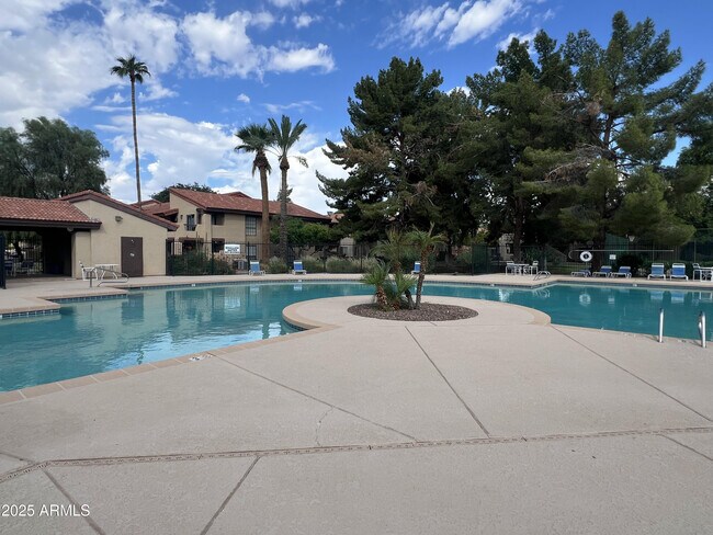 Foto del edificio - 1351 N Pleasant Dr
