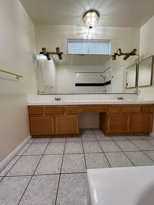 main bathroom double sink. - 431 S Kingsley Dr