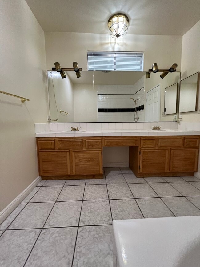 main bathroom double sink. - 431 S Kingsley Dr