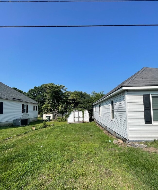 Building Photo - Must see this adorable 2 bed 1 bath bungal...