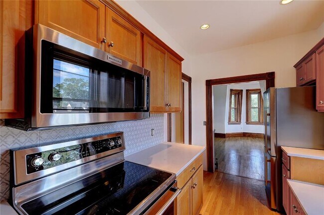 Building Photo - 412 Angell St