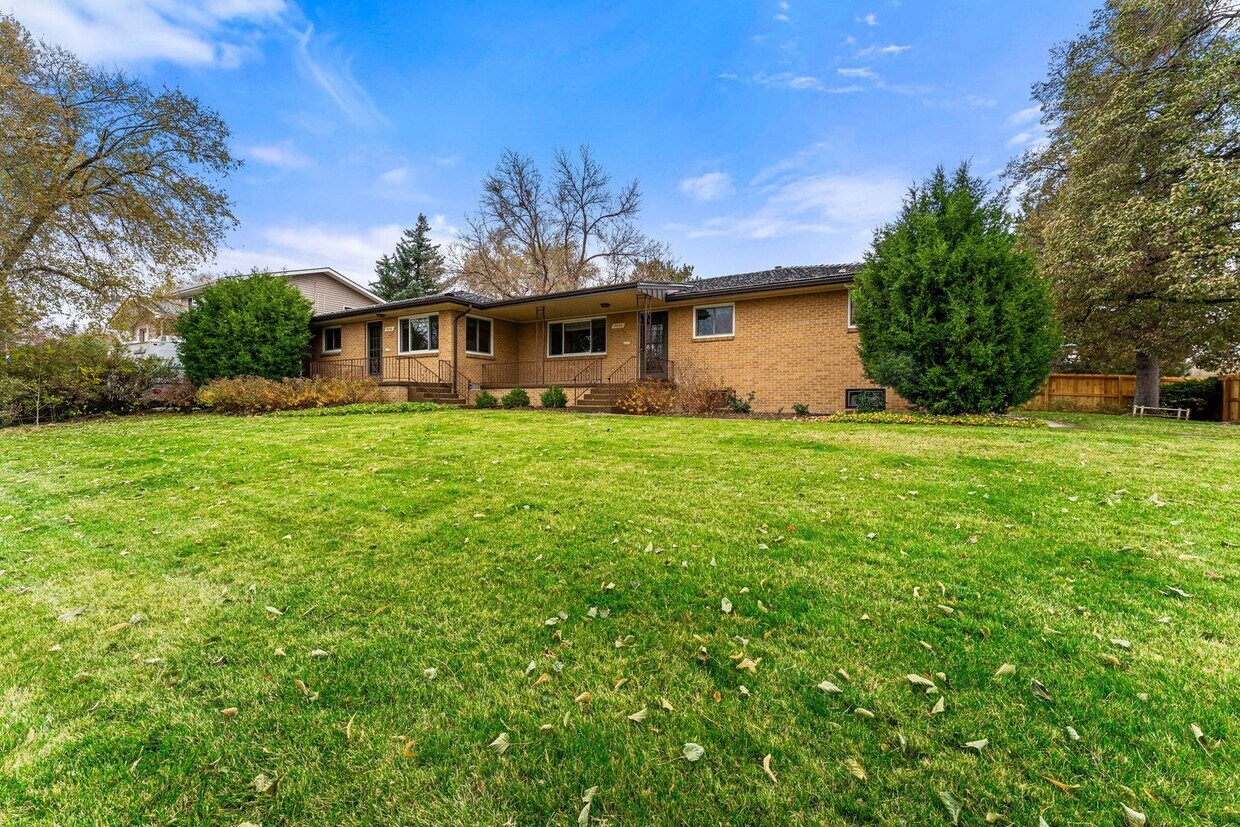 Primary Photo - Spacious 4 bedroom in Wheat Ridge + Garage