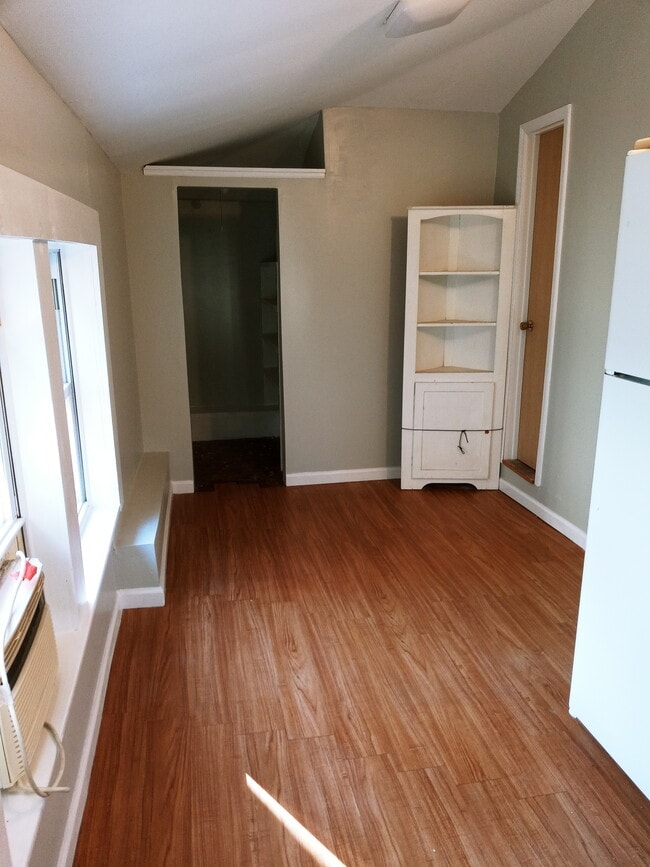Eat-In Kitchen/Pantry - 213 W Nicholson Rd