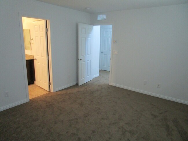 Building Photo - 3 bed/2 bath townhouse located in the NE a...