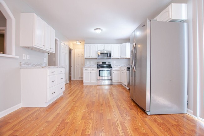 Building Photo - Pet Friendly Three Bedroom!