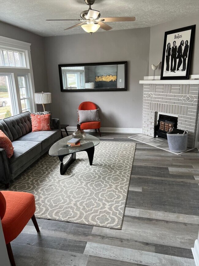 Foto del edificio - Gorgeous 4 bed, 2.5 bath stunner in Lakewood!