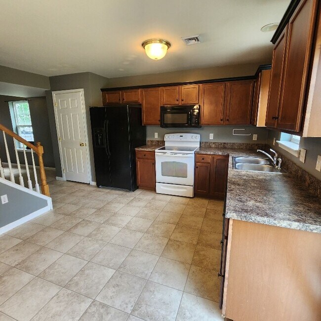 Building Photo - 3-bedroom, 2.5-bathroom town-house located...