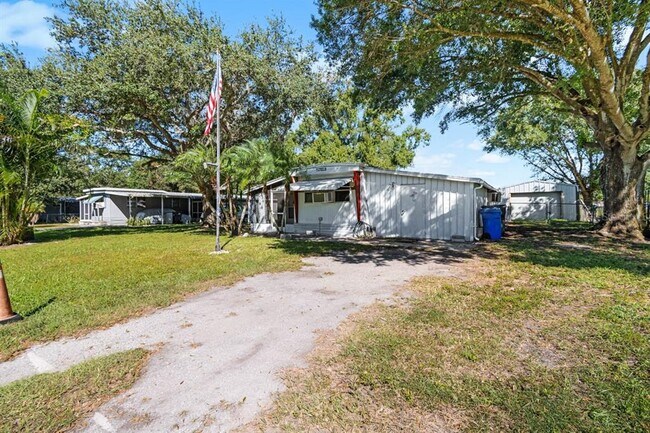 Foto del edificio - 105 Domino Dr N