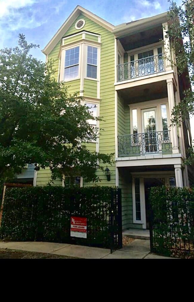 Building Photo - 219 W 27th St