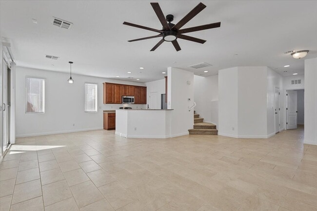 Building Photo - Gorgeous 4BR/2.5BA/2GA Two-Story Gem in Ga...