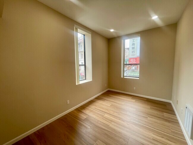 Foto del edificio - One Bedroom Available Now in Chinatown!!