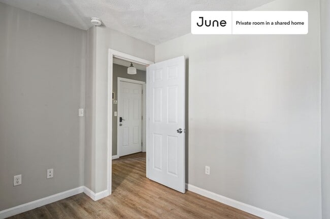 Building Photo - Room in Shared 3 bed/1 bath home