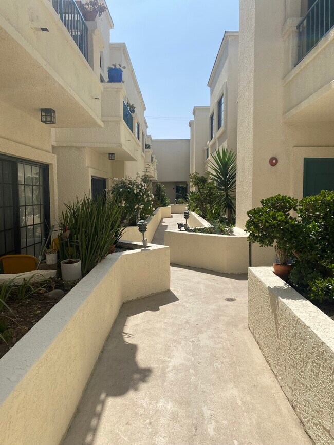 Foto del edificio - 930 S Venice Blvd