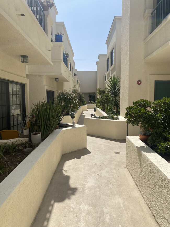 Building Photo - 930 S Venice Blvd