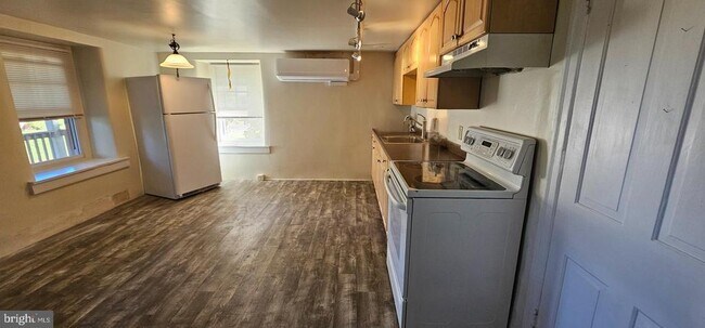 Foto del edificio - 636 Blooming Glen Rd