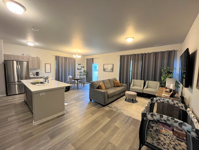 Foto del edificio - Nearly New 3 Bedroom with Loft Home at Enclaves At Mountain Vista Ranch