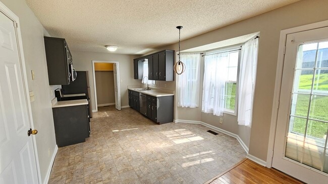 Building Photo - Close to Post! Cul-de-sac! NO CARPET! 3 bed 2 bath with large Fenced in backyard!