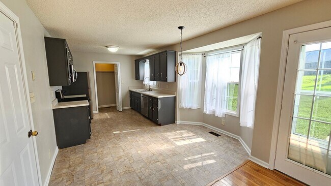 Foto del edificio - Close to Post! Cul-de-sac! NO CARPET! 3 bed 2 bath with large Fenced in backyard!