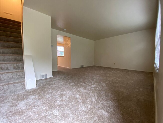 Foto del edificio - Wonderful 2BR Townhome in Plum! Central A/C, Garage and Front Yard!!