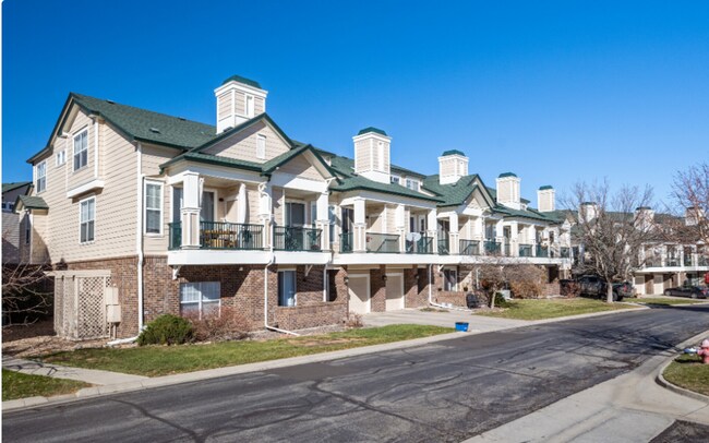 Foto del edificio - Lovely 3 BED/2 Bath End Unit Condo - Avail...