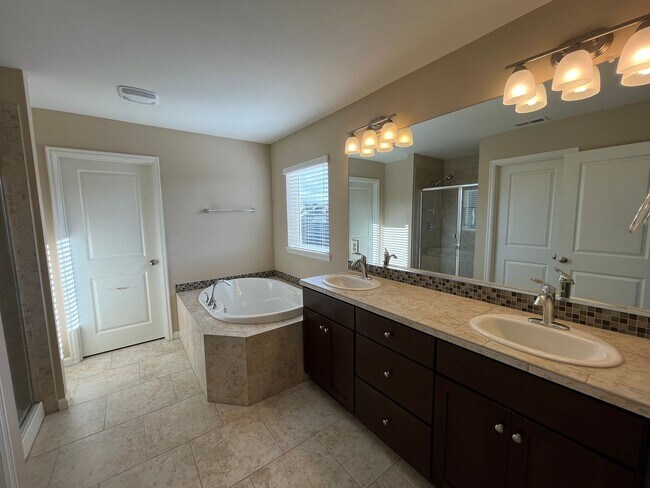 Building Photo - Gorgeous 5BD* 3.5 Bath* Single Family Home...