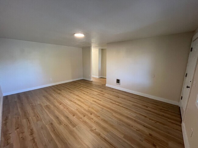 Foto del edificio - Single Level Duplex Just off Wilson